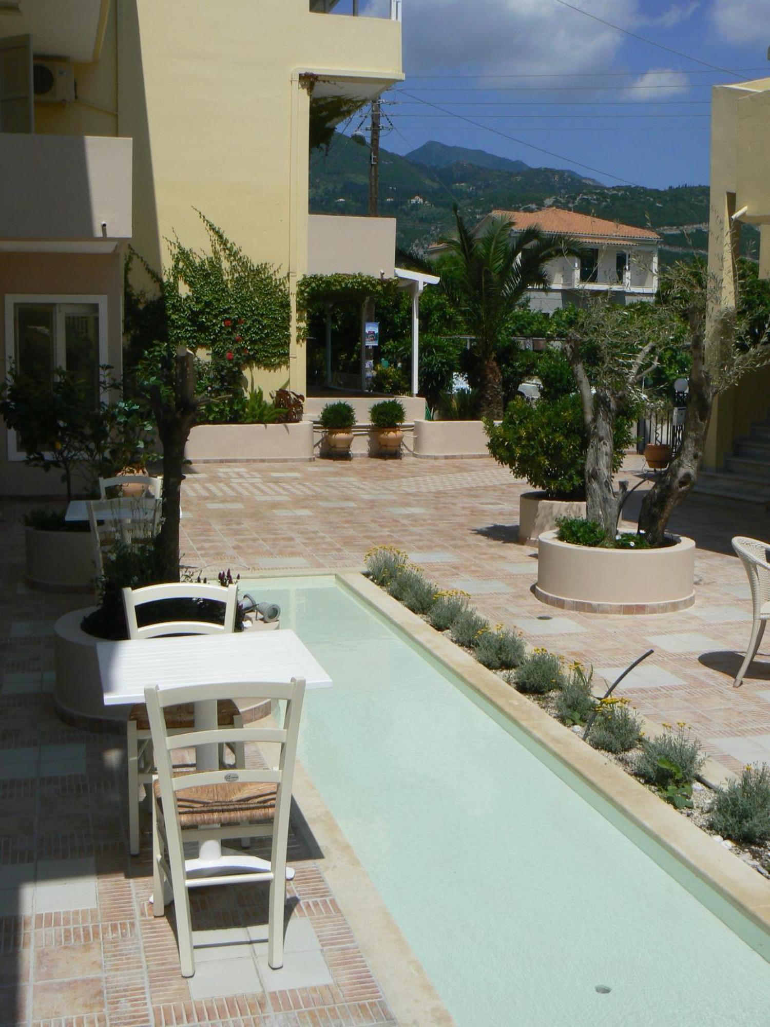 Happyland Hotel Apartments Νυδρί Εξωτερικό φωτογραφία